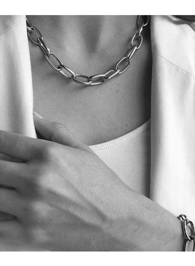 Unique women necklace with short chain design distinctive and elegant women accessory silver color  - Image 3