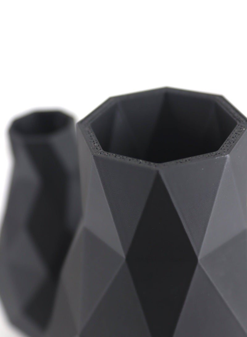 أخوة ثلاثي الأبعاد عدد 2 مزهرية بلاستيكية سوداء هندسية متعددة الأوجه مناسب لمجموعة متنوعة من الإعدادات، بدءًا من التصميمات الداخلية المعاصرة وحتى التصميمات الداخلية البسيطة. - Image 5