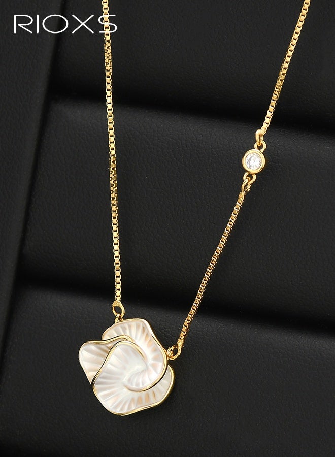 ريوكس قلادة زهرة الكاميليا للنساء، قلادة على شكل وردة، قلادة مطلية بالذهب على شكل زهرة الكاميليا البيضاء، هدايا للمناسبات الخاصة للأم أو الزوجة أو الصديقة - Image 2