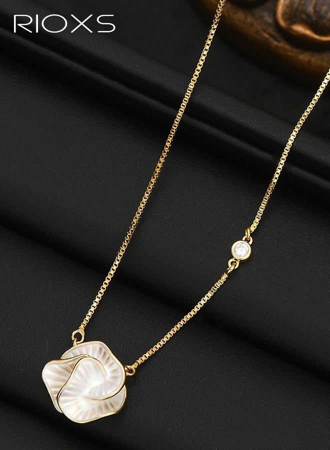 ريوكس قلادة زهرة الكاميليا للنساء، قلادة على شكل وردة، قلادة مطلية بالذهب على شكل زهرة الكاميليا البيضاء، هدايا للمناسبات الخاصة للأم أو الزوجة أو الصديقة - Image 1