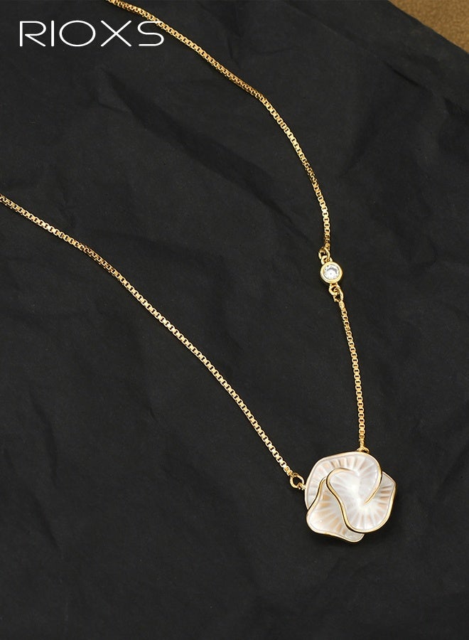 ريوكس قلادة زهرة الكاميليا للنساء، قلادة على شكل وردة، قلادة مطلية بالذهب على شكل زهرة الكاميليا البيضاء، هدايا للمناسبات الخاصة للأم أو الزوجة أو الصديقة - Image 3