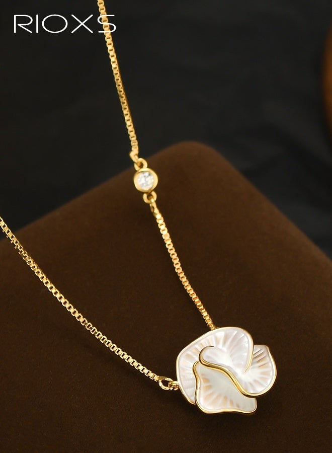 ريوكس قلادة زهرة الكاميليا للنساء، قلادة على شكل وردة، قلادة مطلية بالذهب على شكل زهرة الكاميليا البيضاء، هدايا للمناسبات الخاصة للأم أو الزوجة أو الصديقة - Image 4
