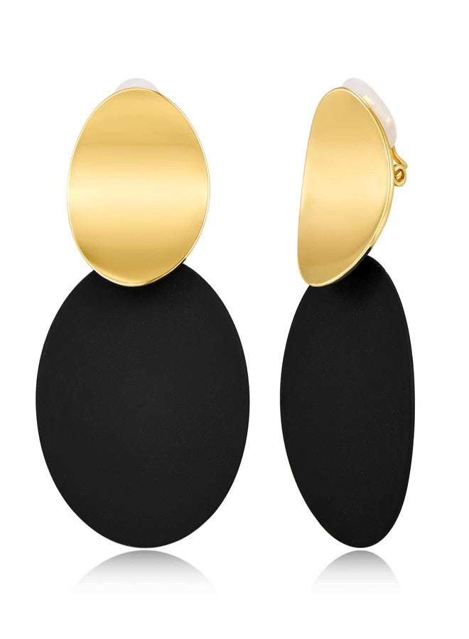 ليلي آند وايت أقراط ليلي آند وايت الذهبية بمشبك - أقراص دائرية، تصميم هندسي، لمسة نهائية سوداء غير لامعة، لا حاجة لثقب الأذن، تثبيت آمن، سهلة التنسيق، هدية رائعة، مصنوعة يدويًا، مصممة لتدوم طويلًا - Image 1