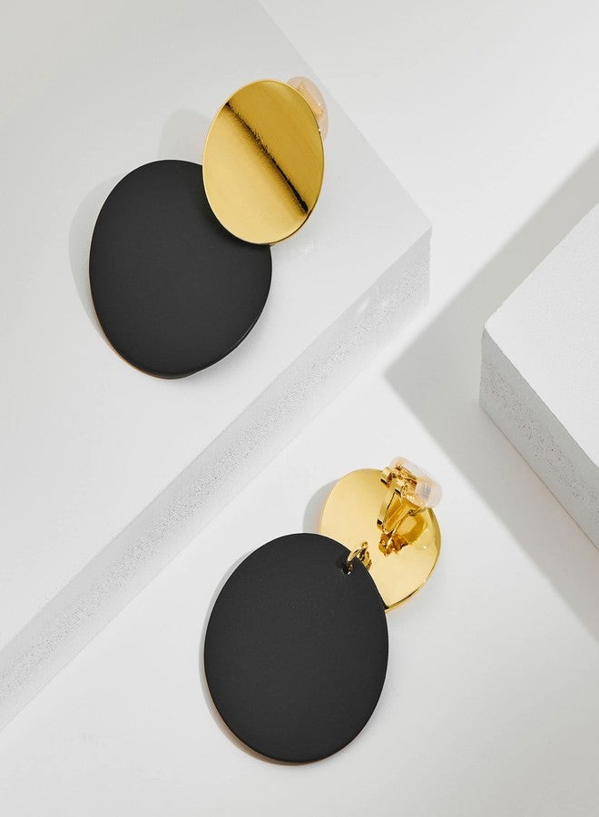 ليلي آند وايت أقراط ليلي آند وايت الذهبية بمشبك - أقراص دائرية، تصميم هندسي، لمسة نهائية سوداء غير لامعة، لا حاجة لثقب الأذن، تثبيت آمن، سهلة التنسيق، هدية رائعة، مصنوعة يدويًا، مصممة لتدوم طويلًا - Image 4