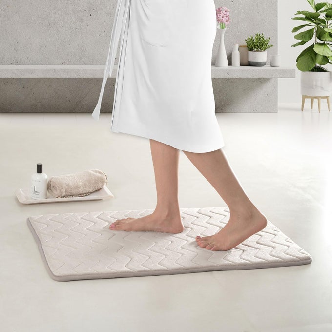 MEMORY FOAM BATH CARPETS LIGHT BEIGE ULTRASOFT ANTISKID COMFORTABLE BATH MATS FOR BATHROOMS WAVE PATTERN MACHINE WASHABLE AND QUICK DRYING BATH MATS 50 X 80CM