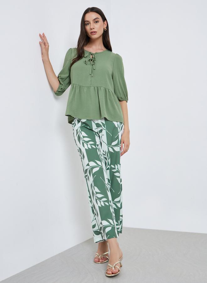 تايك تو طقم منسق من بلوزة بكشكش وبنطال مطبع بأوراق - Image 1