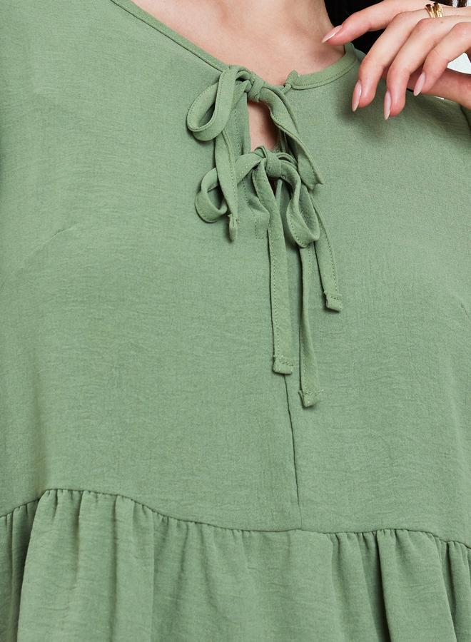 تايك تو طقم منسق من بلوزة بكشكش وبنطال مطبع بأوراق - Image 3