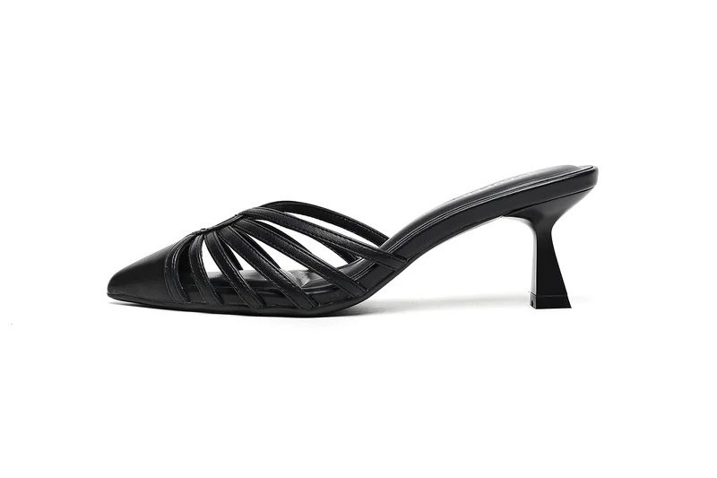 Cuple slingback heel with a pointed toe