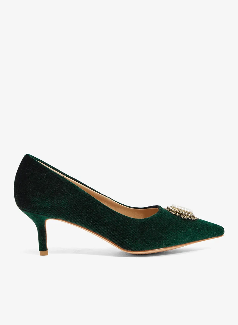 Dark green velvet pump with crystal brooch, low heel, pointed toe