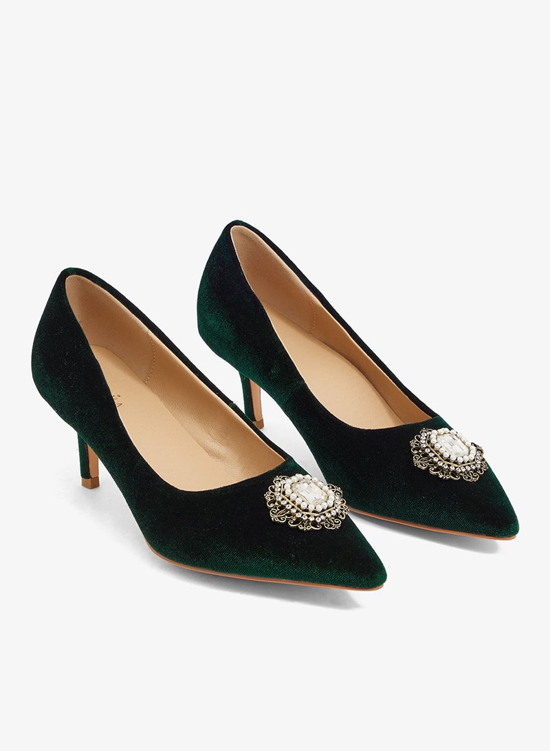 Khizana Dark green velvet pump with crystal brooch, low heel, pointed toe - Image 4