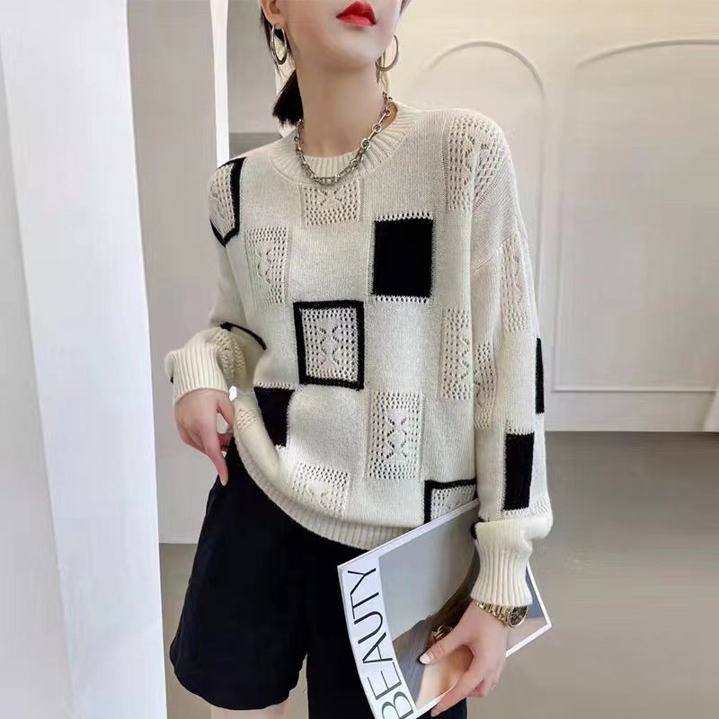كنزة نسائية بنقشة مربعات بالأبيض والأسود كم طويل ياقة دائرية بتصميم مخرم - Image 1