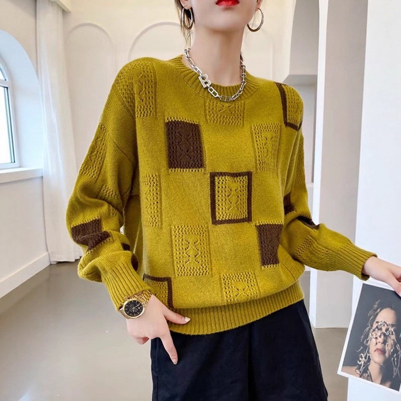 كنزة نسائية بنقشة مربعات بالأبيض والأسود كم طويل ياقة دائرية بتصميم مخرم - Image 3
