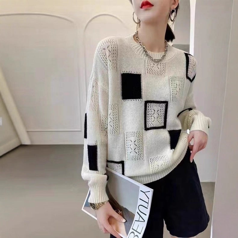 كنزة نسائية بنقشة مربعات بالأبيض والأسود كم طويل ياقة دائرية بتصميم مخرم - Image 4