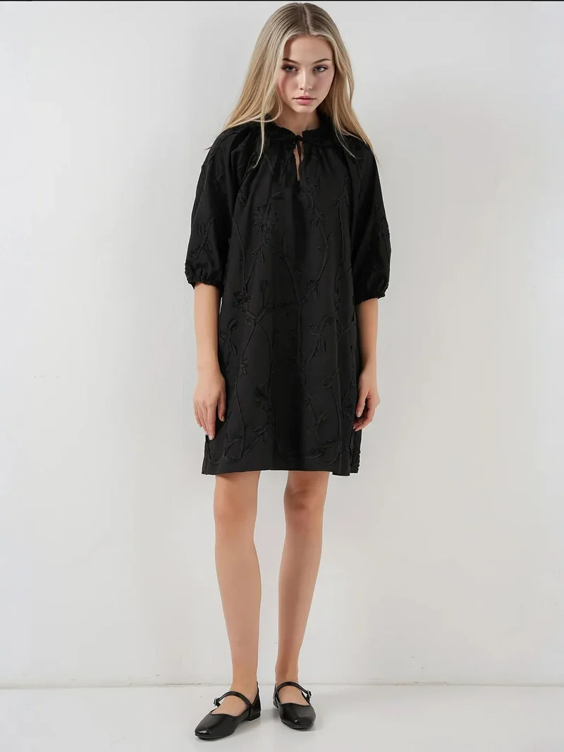 بيغ دارت فستان قصير مطرز بالدانتيل مع رباط