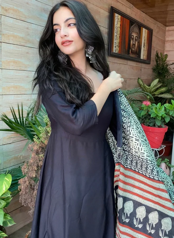 Janasya Janasya Rayon Solid Flared Kurta with Dupatta Set