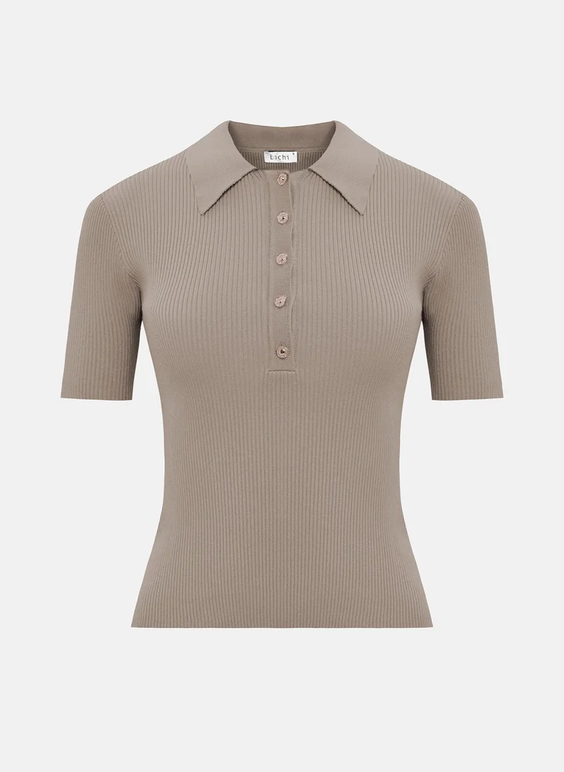 ليتشي قميص بولو محبوك مضلع مع أزرار على الياقة