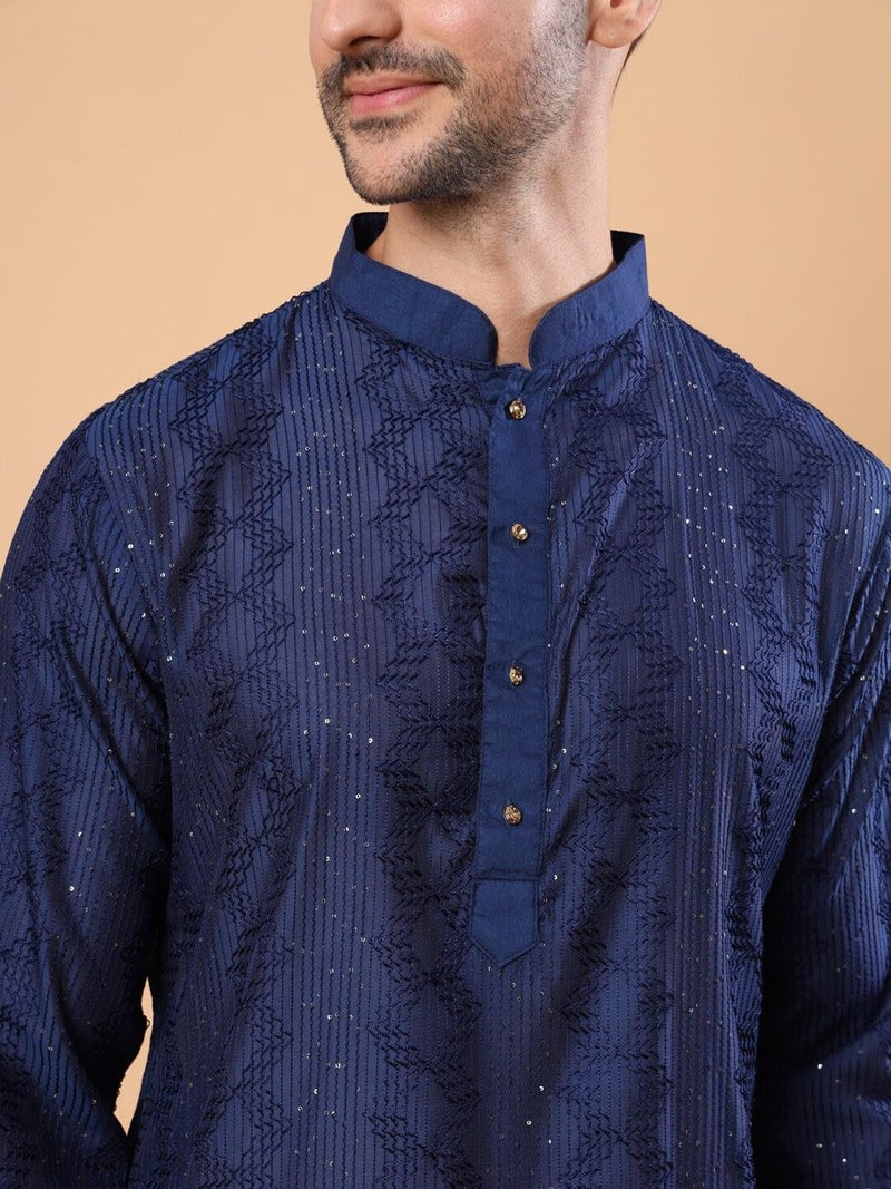 SWAGG INDIA كُرتا مستقيم مزخرف بخيوط لامعة من مزيج الرايون للرجال | ملابس تقليدية - Image 2