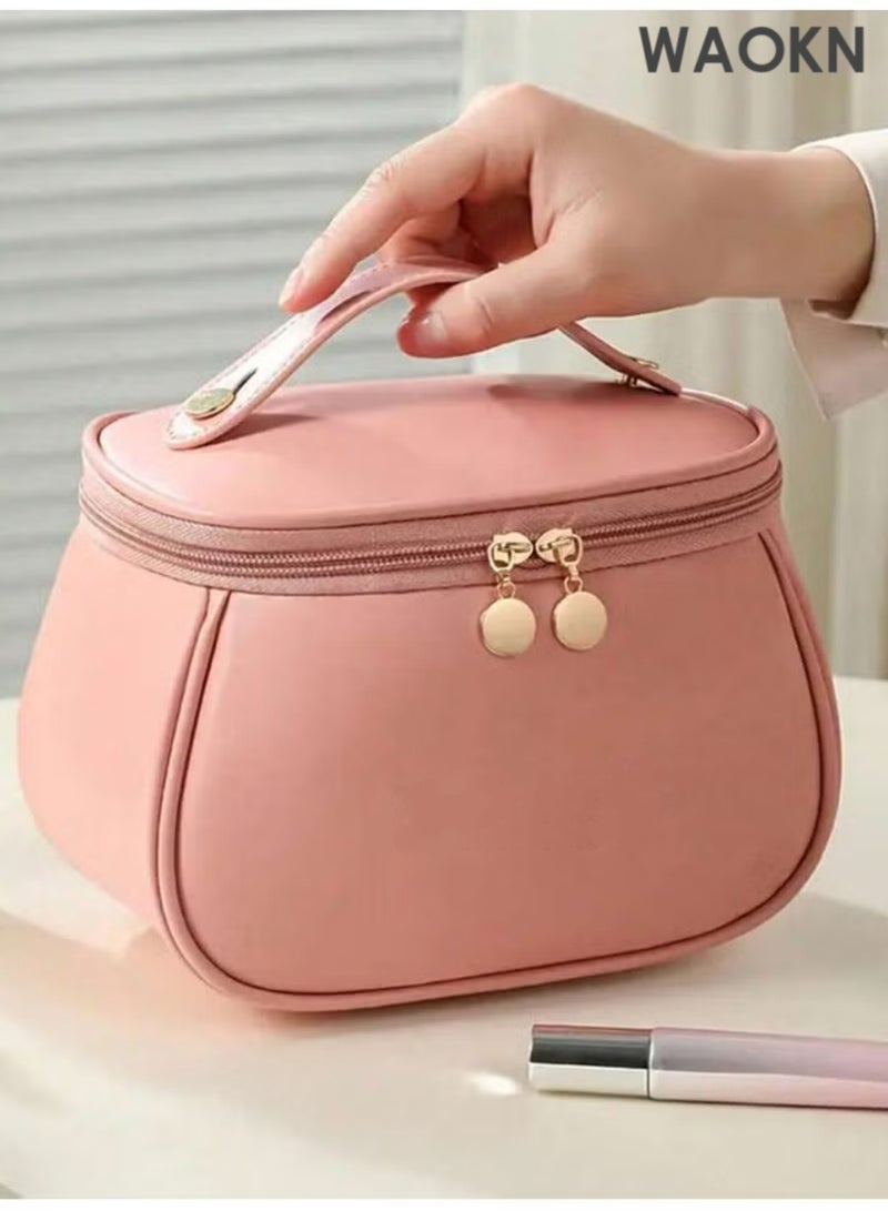 دبليو أيه أو كي أن حقيبة مكياج فاخرة من جلد البولي يوريثان، حقيبة مكياج حلوى، حقيبة يد، حقيبة أدوات تجميل محمولة، حقيبة مستحضرات تجميل للسفر، مستلزمات تخزين أدوات التجميل أثناء السفر، تخزين الهدايا، سحاب، إكسسوارات الأظافر (الحجم 20.5 × 11.5 × 14 سم) (وردي) - Image 2