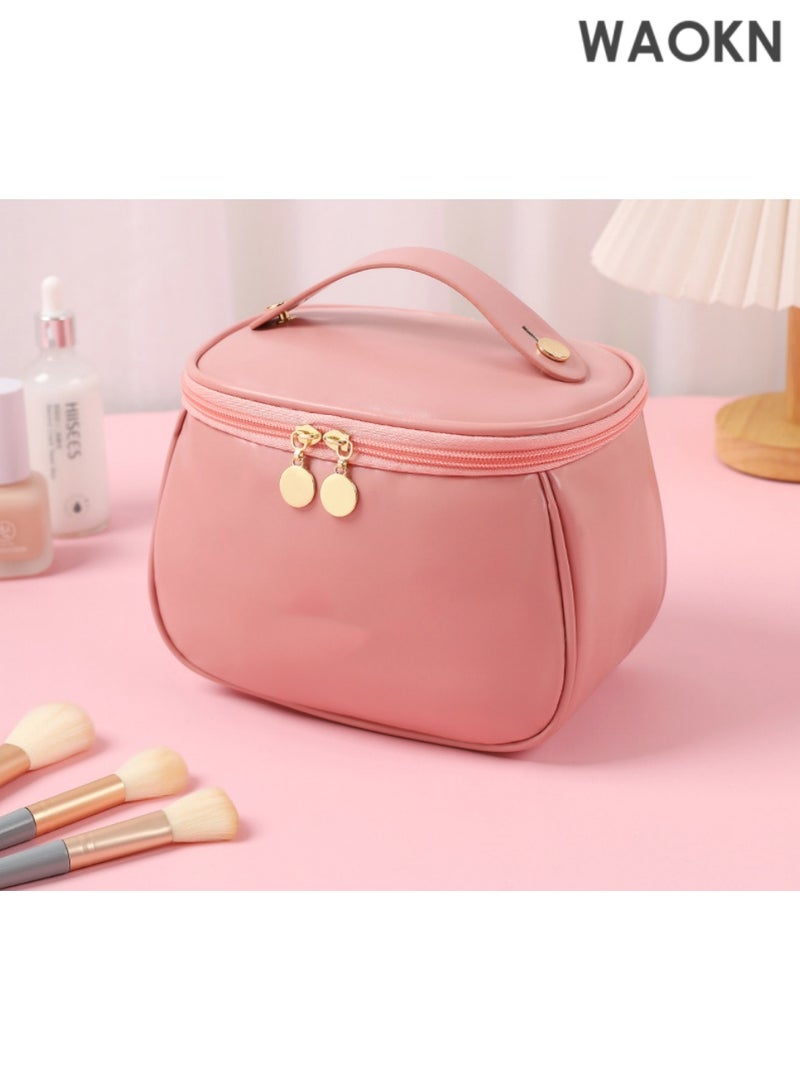 دبليو أيه أو كي أن حقيبة مكياج فاخرة من جلد البولي يوريثان، حقيبة مكياج حلوى، حقيبة يد، حقيبة أدوات تجميل محمولة، حقيبة مستحضرات تجميل للسفر، مستلزمات تخزين أدوات التجميل أثناء السفر، تخزين الهدايا، سحاب، إكسسوارات الأظافر (الحجم 20.5 × 11.5 × 14 سم) (وردي) - Image 1