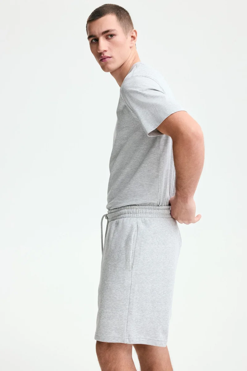 اتش اند ام شورت بقصة عادية