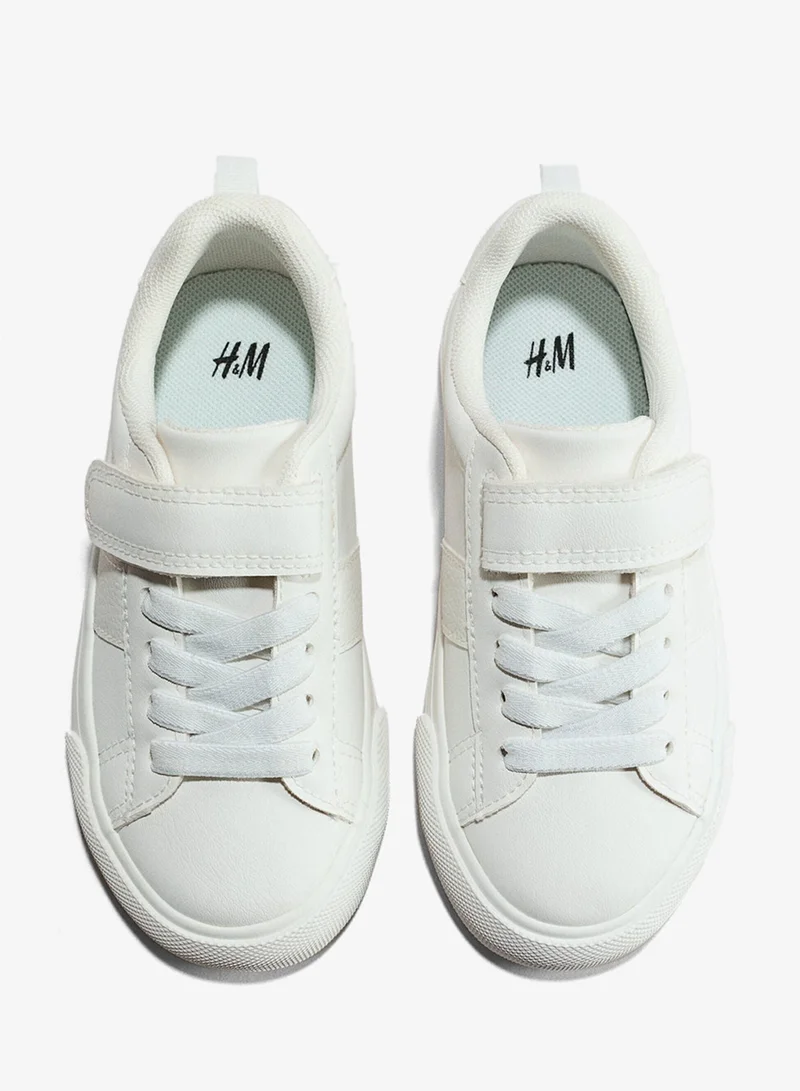 اتش اند ام حذاء رياضي