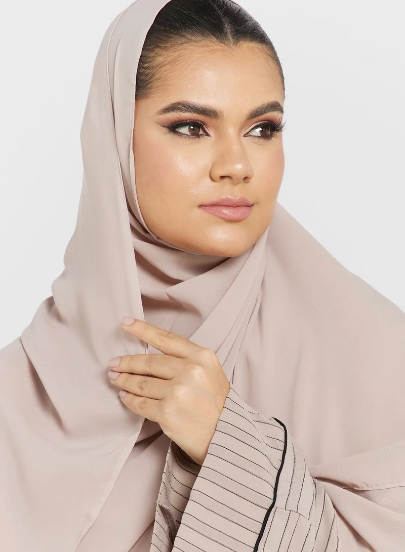 هيا كلوزيت عباية مخططة بحواف مغايرة