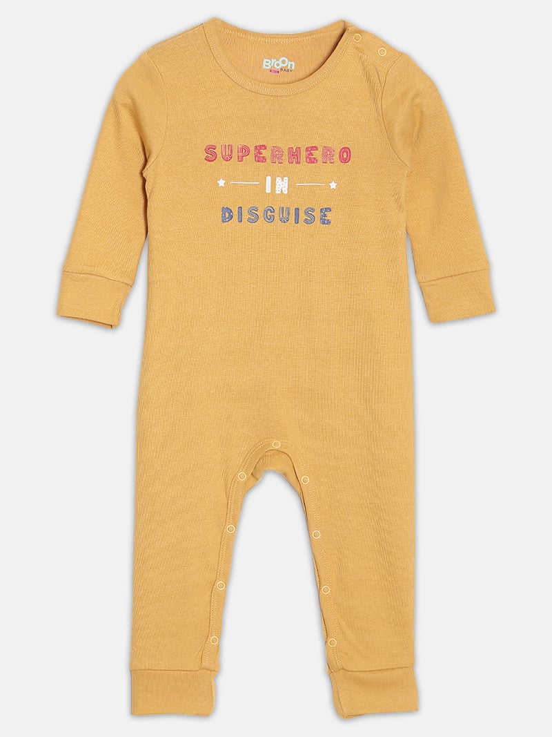 برون طقم بيجامات قطن عضوي مطبوع للأطفال الرضع من برون، لون خردلي وأوف وايت، قطعتين - Image 2