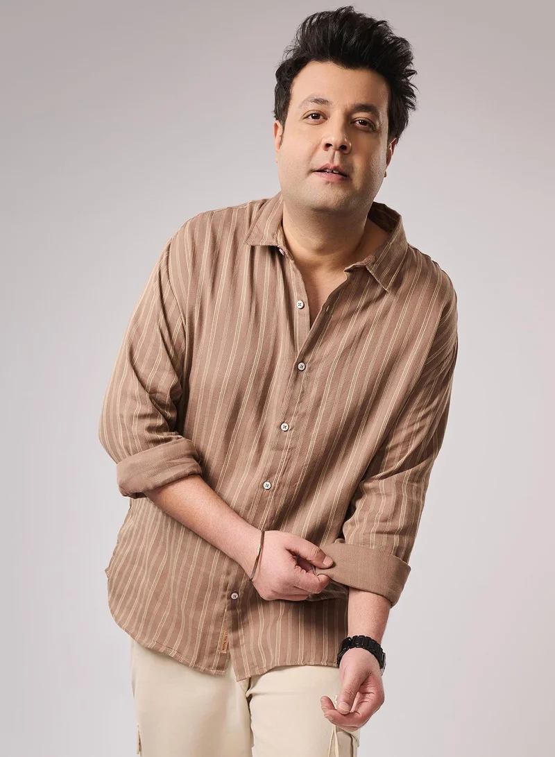 انستافاب بلس قميص رجالي بني فاتح مخطط بياقة ممتدة وأكمام طويلة مخصر للاستخدام اليومي مقاس كبير