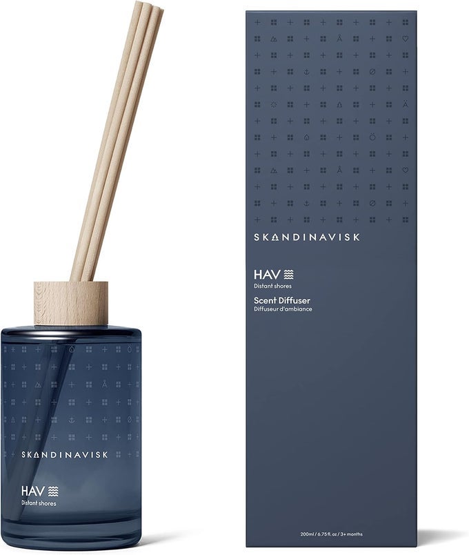 HAV 'SEA' SCENT DIFFUSER WITH 8 REEDS. LASTS +3 MONTHS. FRAGRANCE NOTES: SALT SPRAY AND SEA KELP, HAWTHORN AND BEACH ROSE. 6.75 FL. OZ.