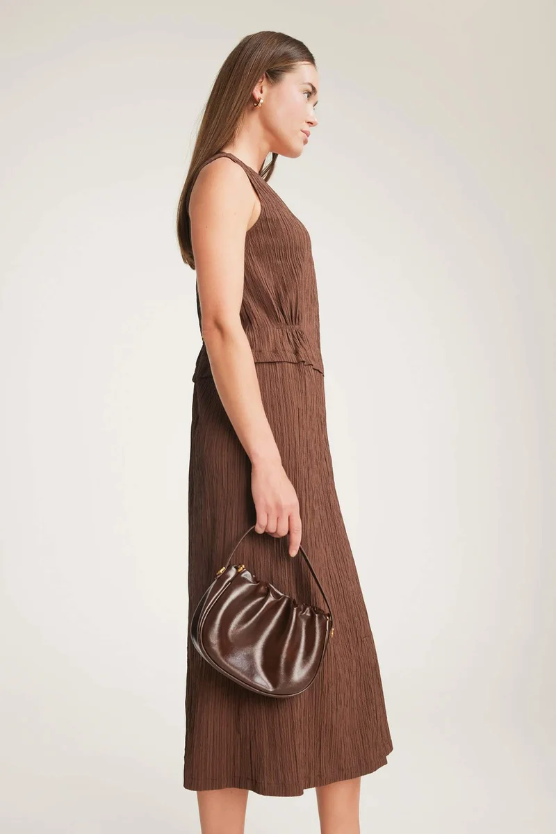 ديفاكتو V Neck Seersucker Textured Sleeveless Midi Dress
