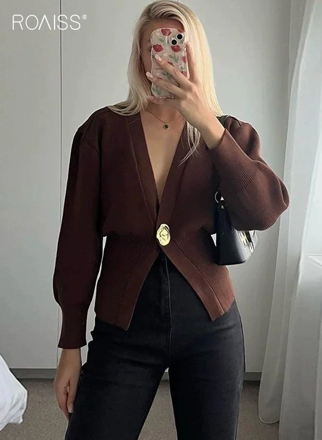 رويس كارديجان نسائي أنيق ومريح بتصميم بسيط، بياقة على شكل حرف V وأزرار أمامية، مصنوع من قماش محبوك، بخصر محدد، بلون موحد، بأكمام طويلة وأساور ضيقة، مناسب للارتداء اليومي في العمل والتنقلات. لون بني قهوة. - Image 1