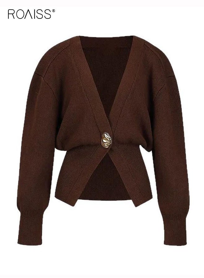 رويس كارديجان نسائي أنيق ومريح بتصميم بسيط، بياقة على شكل حرف V وأزرار أمامية، مصنوع من قماش محبوك، بخصر محدد، بلون موحد، بأكمام طويلة وأساور ضيقة، مناسب للارتداء اليومي في العمل والتنقلات. لون بني قهوة. - Image 4