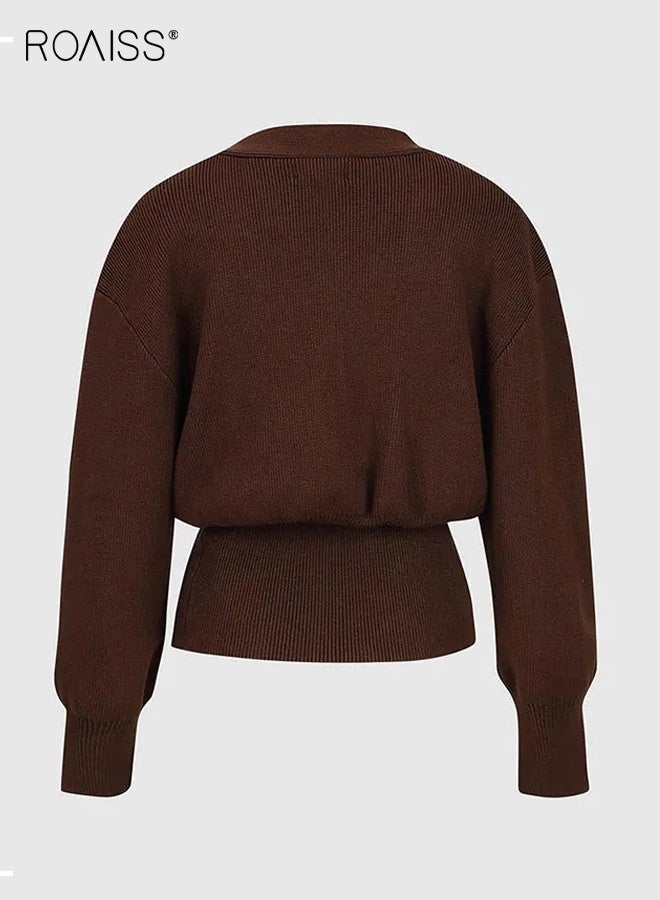رويس كارديجان نسائي أنيق ومريح بتصميم بسيط، بياقة على شكل حرف V وأزرار أمامية، مصنوع من قماش محبوك، بخصر محدد، بلون موحد، بأكمام طويلة وأساور ضيقة، مناسب للارتداء اليومي في العمل والتنقلات. لون بني قهوة. - Image 5
