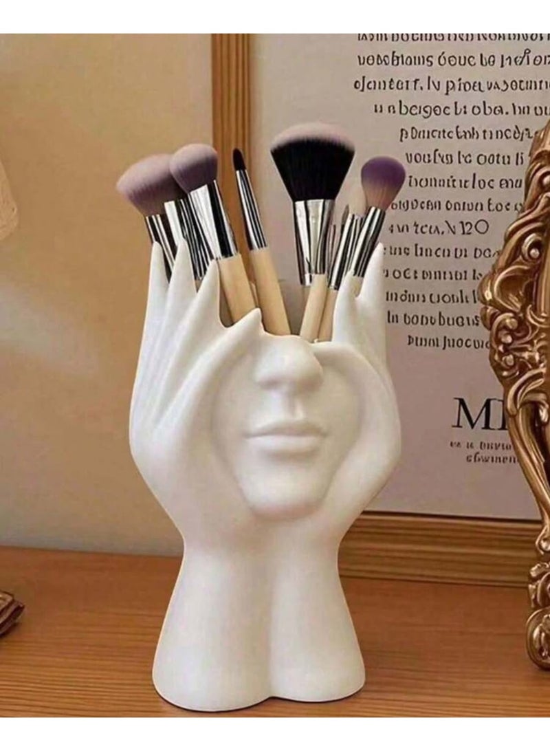 حامل فرش مكياج بتصميم فني على شكل وجه ويدين – منظم فرش تجميل من الراتنج لديكور طاولة الزينة - Image 1