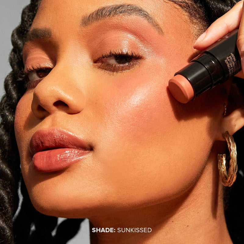 NUDESTIX نودستكس نوديز برونز ألوفر مات برونزينغ ستيك - كريم برونزر 3 في 1 للخدود، العيون والشفتين مع فرشاة مدمجة | كونتور طبيعي وإشراقة مشمسة | مكياج نباتي وطويل الأمد (مشمس)  - Image 2
