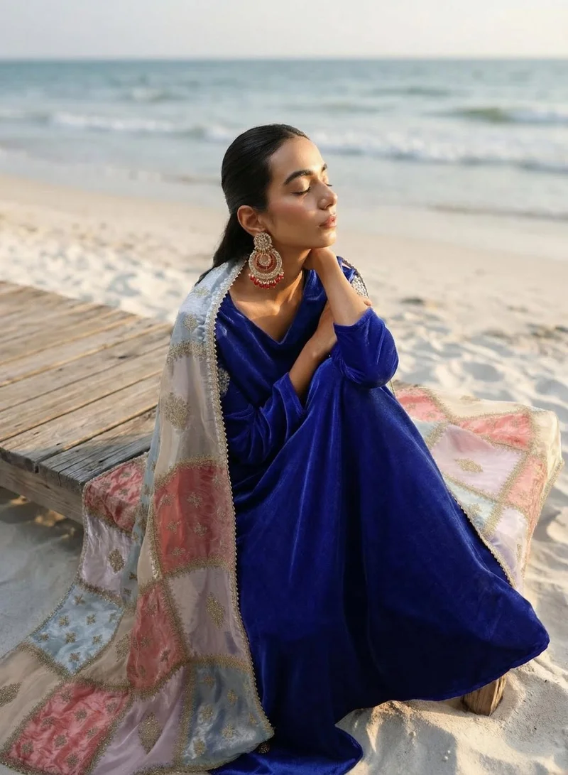 آي شين طقم أناركالي كورتا مطرز بقطع الأورجانزا الزرقاء الغنية