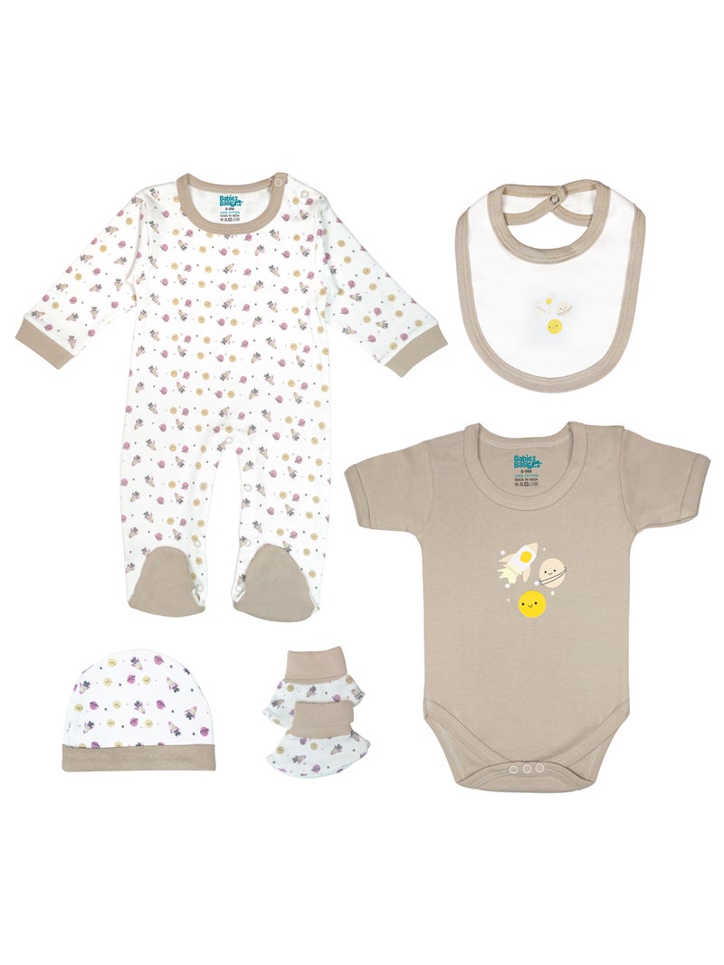 بابيز_بيسك بيبيز بيسك مجموعة هدايا مكونة من 5 قطع قطنية 100٪ للجنسين تشمل السالوبيت ، والرمبر ، والقفازات ، والقبعة ، والبيجامة/البذلة. - Image 1