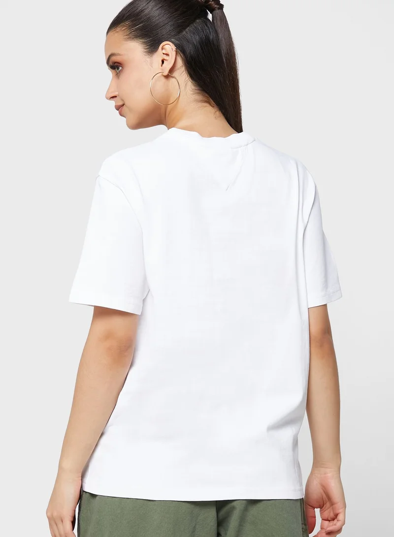TOMMY JEANS Round Neck Graphic T-Shirt
