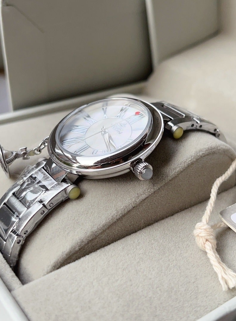 فيفيان ويستوود عنوان: ساعة أزياء للنساء ذات الصدف الفضي من فيفيان ويستوود - أناقة دائمة مع شفقة من التجربة​ - Image 4