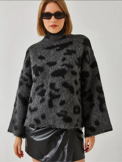Bianco Lucci LUCCI Relaxed Fit Leopard Print Half Turtleneck Sweater
