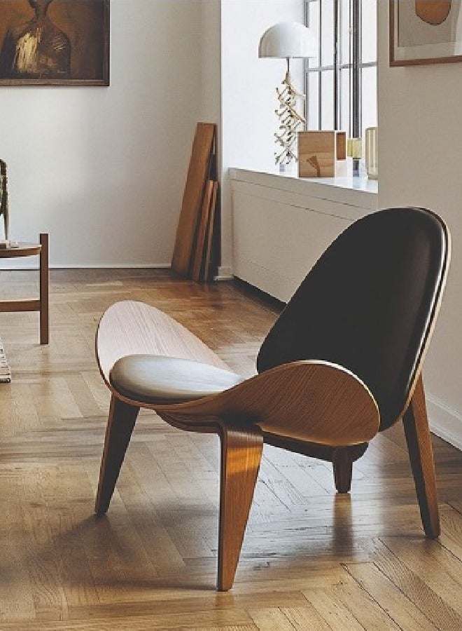 Raffine كرسي صالة حديث بتصميم اسكندنافي مع هيكل قشرة الجوز وإطار من الألياف الخشبية ووسادة إسفنجية عالية الكثافة وتنجيد من الجلد الأسود - Image 1