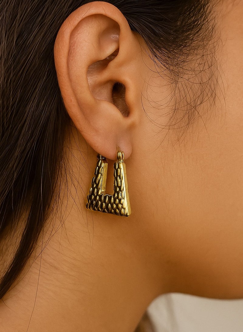 Vbranda Chic and modern gold  earrings with a sleek - Image 1