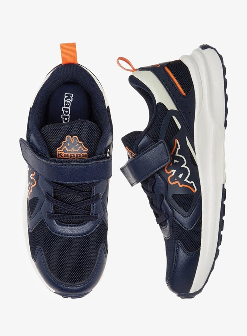كابا حذاء رياضي للأولاد بتفاصيل شعار وإغلاق بشريط لاصق - Image 3