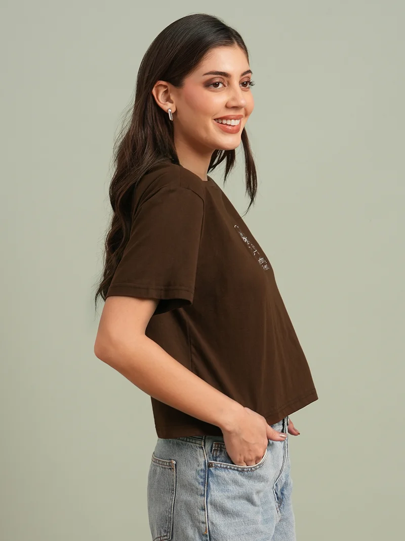 جلو باص تيشيرت نسائي واسع بياقة مستديرة وأكمام قصيرة وطبعة جرافيك باللون البني