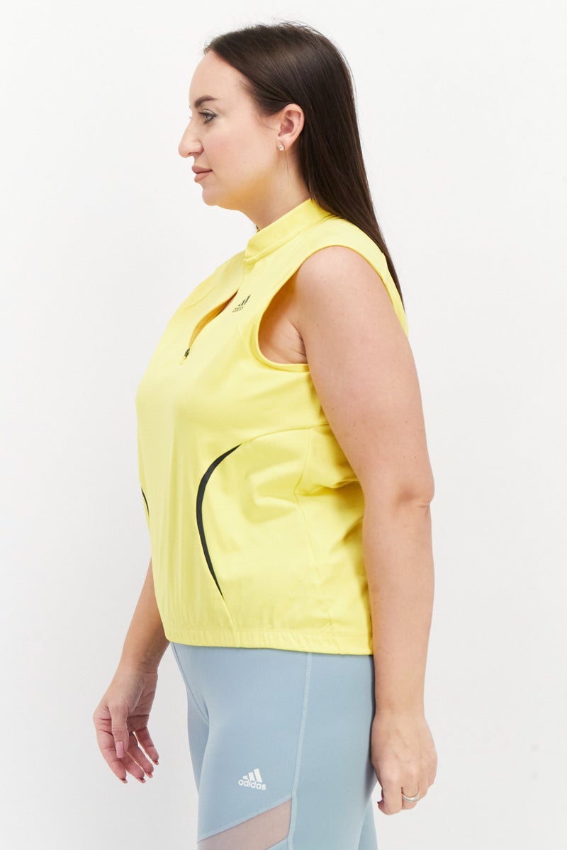 Adidas تي شيرت تدريب للنساء بحجم زائد بشعار العلامة التجارية، أصفر - Image 4