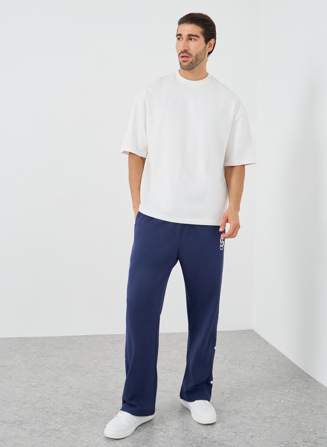 ستايلي تيشيرت أوفر سايز بياقة مستديرة وطبعة شعار ستايلي - Image 3