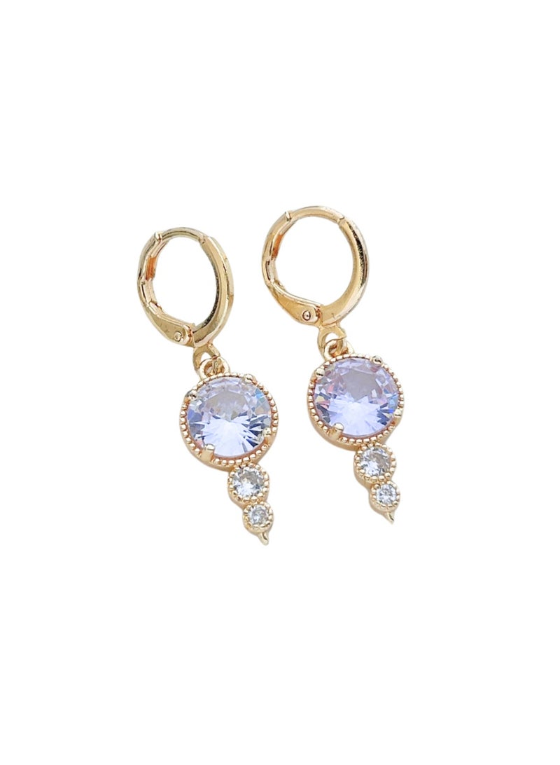 نورى كوتور أقراط مطلية بالذهب عيار ١٨ قيراطًا مرصعة بزركونيا مكعبة لامعة. أقراط أنيقة مرصعة بالكريستال، مثالية لأي مناسبة.