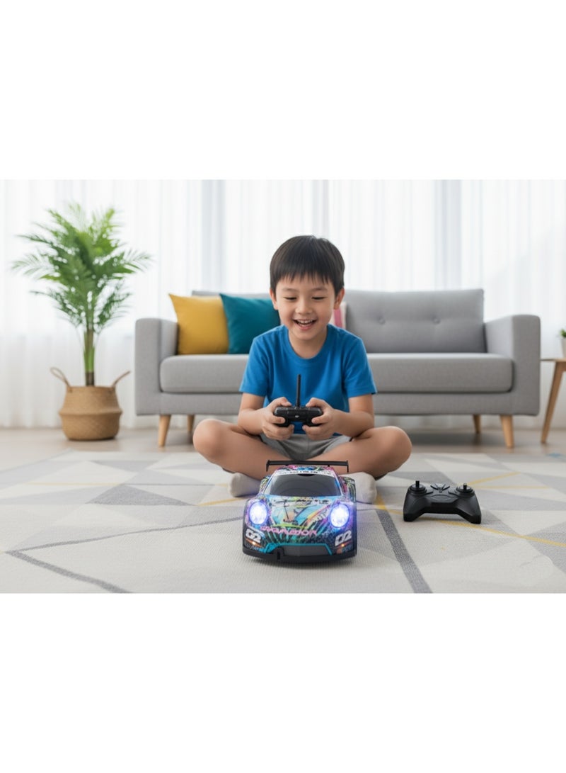 متجر 7 سيارة سباق ريموت كنترول للأطفال بإضاءة وبخار – لعبة سيارة تحكم عن بُعد تصميم رياضي – تعمل بالبطاريات 1:22 – سيارة شحن كهربائية بإضاءة LED ومؤثرات ضباب – لعبة سباق ترفيهية للأولاد والبنات - Image 3