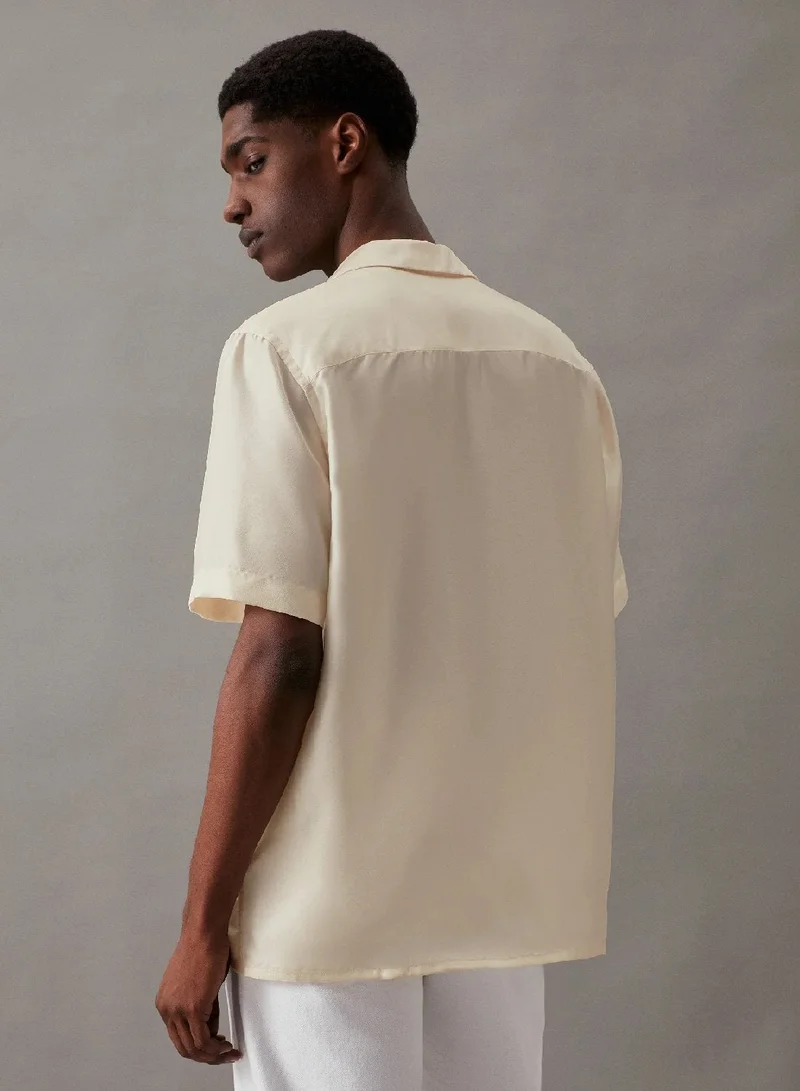 كالفن كلاين قميص حريري بنقشة زهور