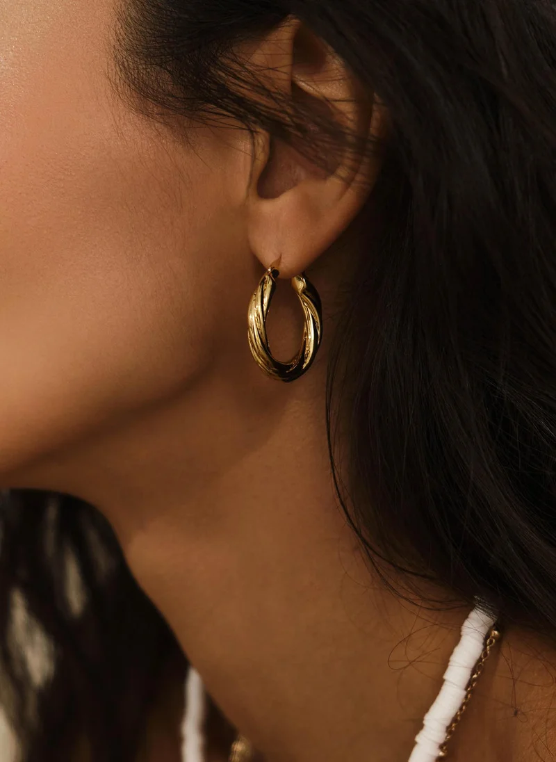 Twisted earrings in glossy metal